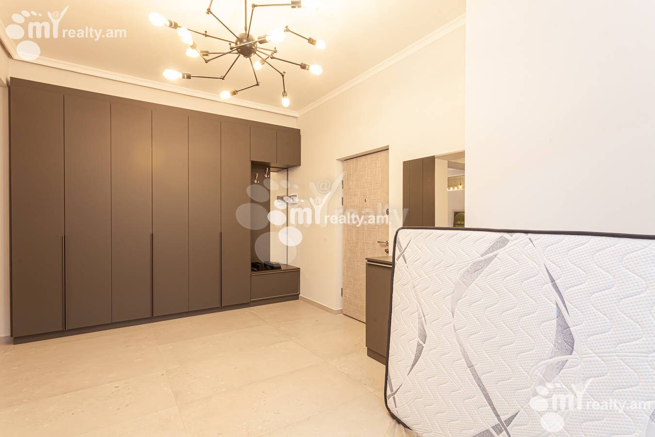 3 սենյականոց բնակարան  Պարոնյան փող, Կենտրոն Երևան, 154425