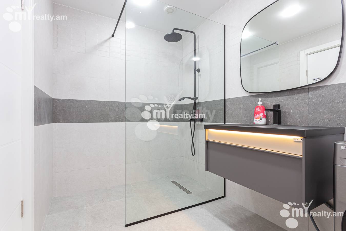 3 սենյականոց բնակարան  Պարոնյան փող, Կենտրոն Երևան, 154425