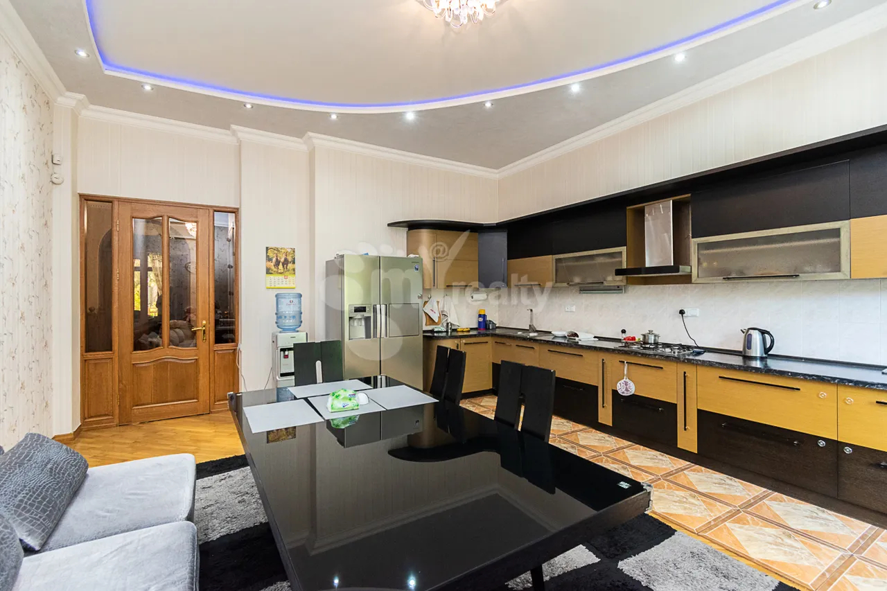 5 bedroom apartment for sale خیابان نعلبندیان, مرکز شهر ایروان, 160686