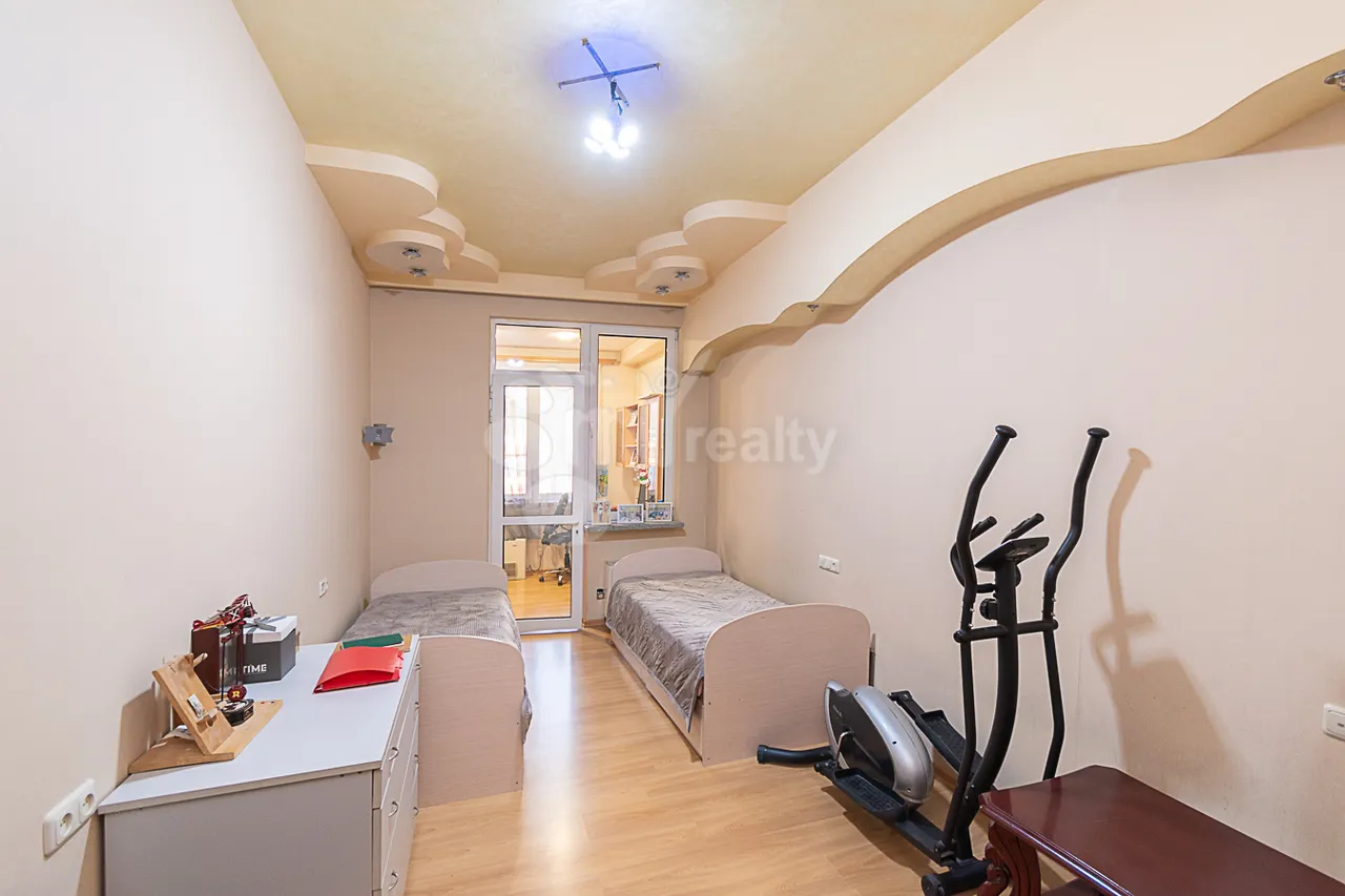 4 bedroom apartment for sale خیابان هین اِرِوانتسی, مرکز شهر ایروان, 159857
