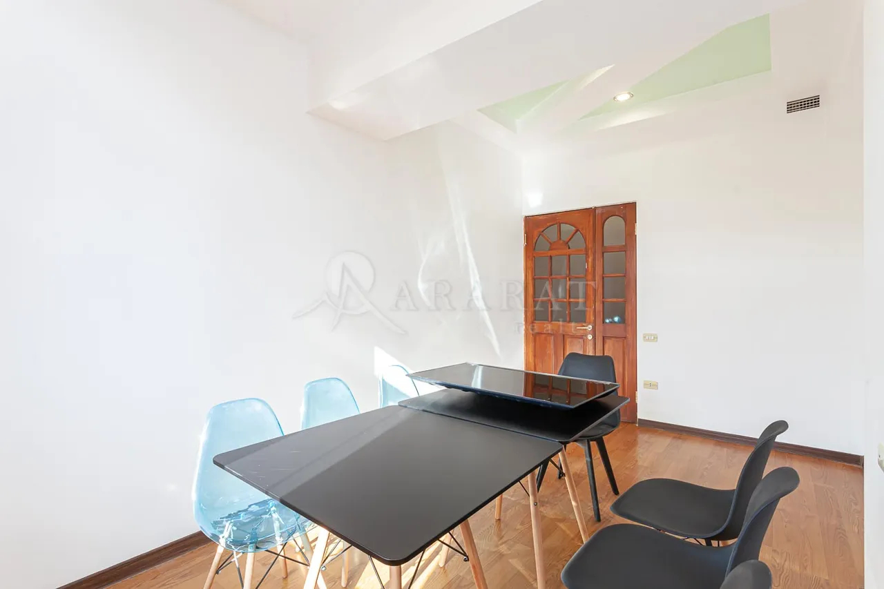 3 bedroom apartment for sale rue d'Abovyan, Center Yerevan, 157551