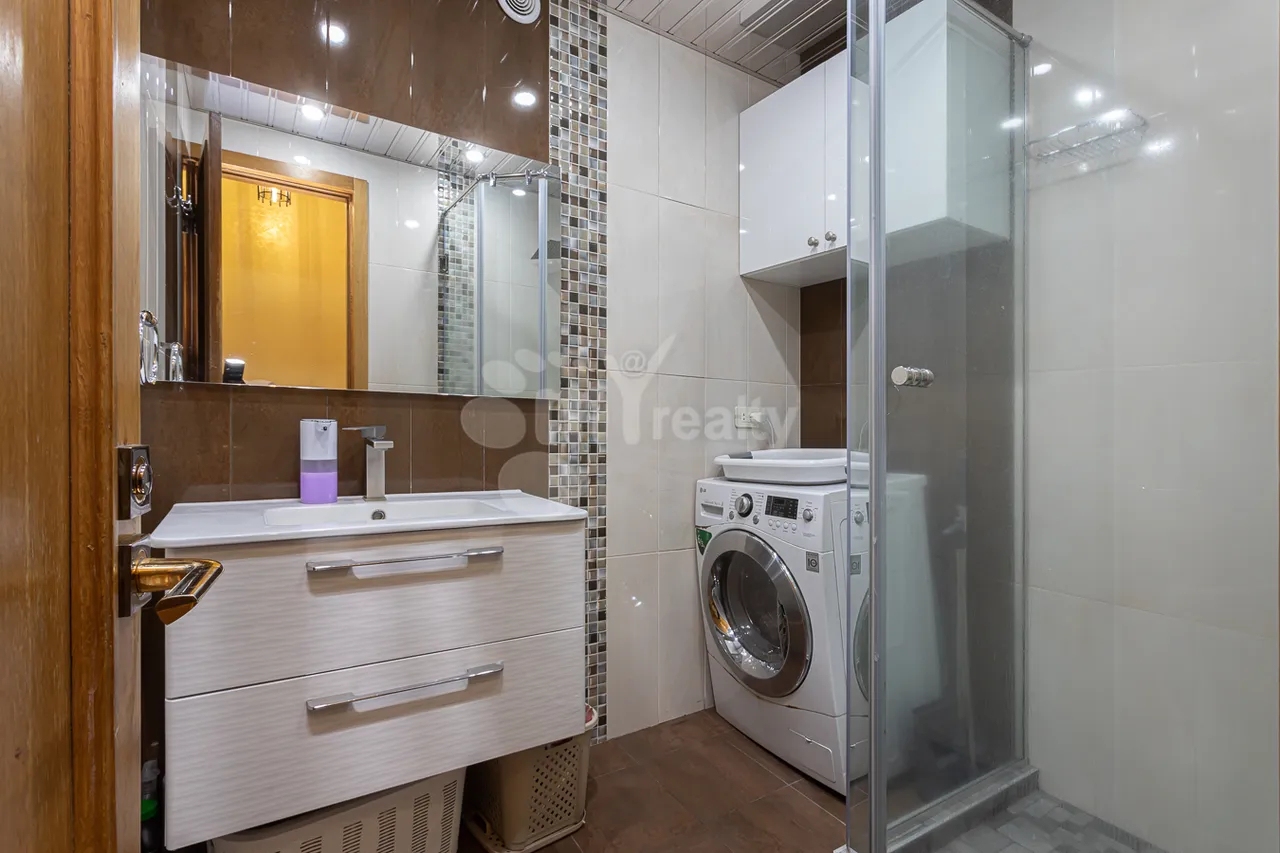 3 bedroom apartment for sale Hanrapetutyan St, Center Yerevan, 159749