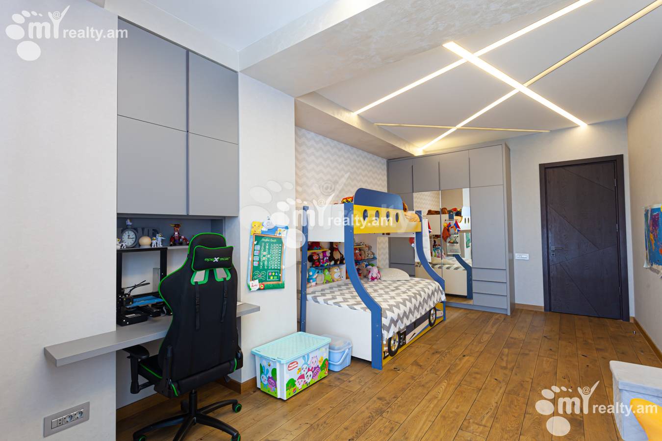 Купить 5 комнатную квартиру Вардананц ул, Центр Ереван, 152171