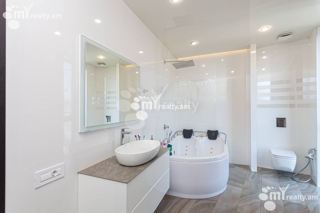 Купить 5 комнатную квартиру Вардананц ул, Центр Ереван, 152171