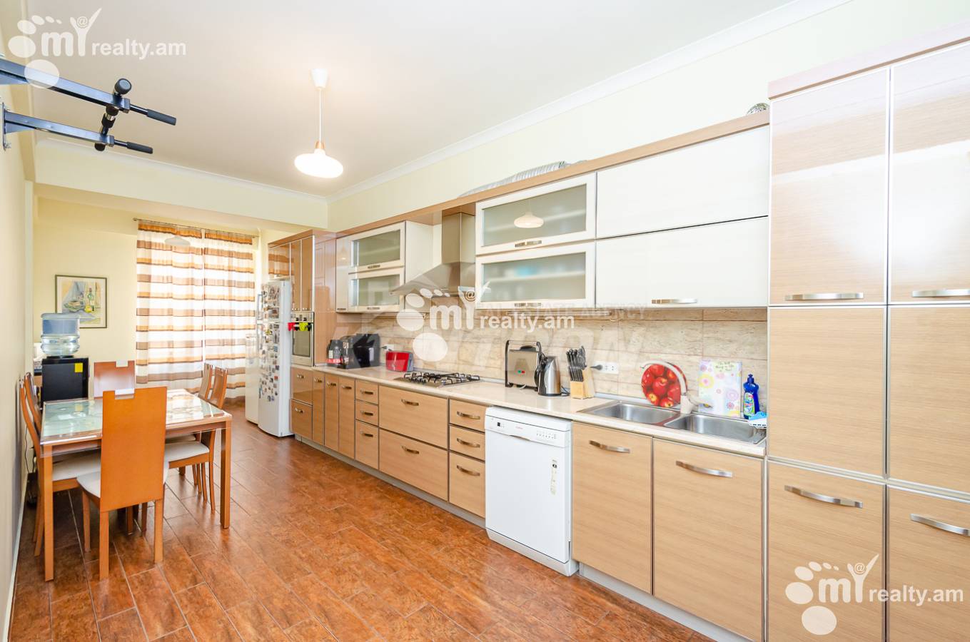 4 bedroom apartment for sale خیابان ماشتوتس, مرکز شهر ایروان, 151752