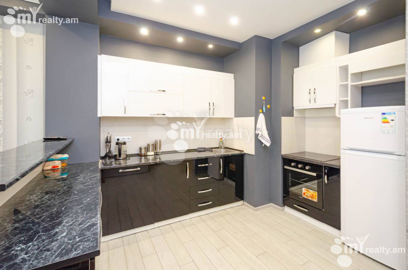 3 սենյականոց բնակարան  Ծիծեռնակաբերդի խճուղի, Կենտրոն Երևան, 139566