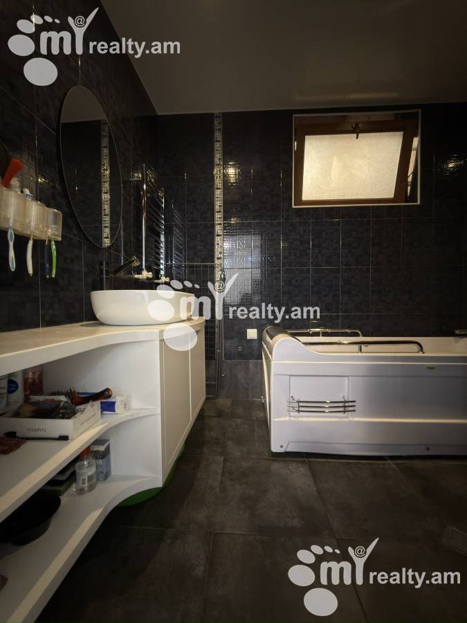 4 bedroom apartment for sale خیابان ا. آوِتیسیان, عربگیر ایروان, 160137