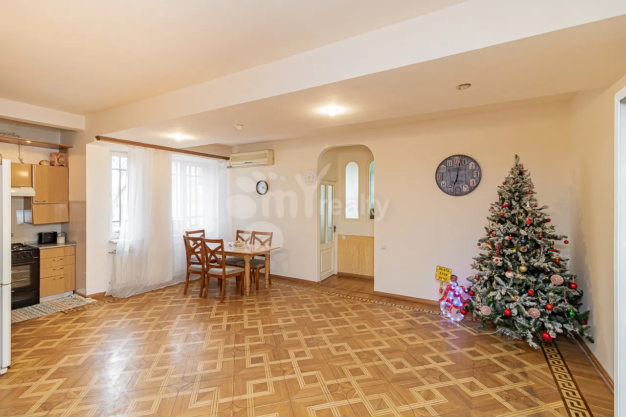 4 bedroom apartment for sale Abovyan St, Center Yerevan, 159935