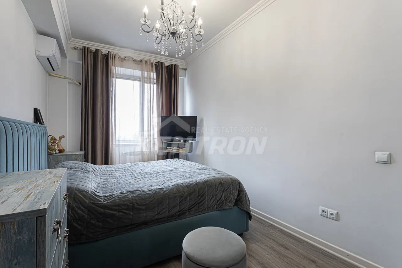 4 bedroom apartment for sale خیابان فِریک, مرکز شهر ایروان, 157945