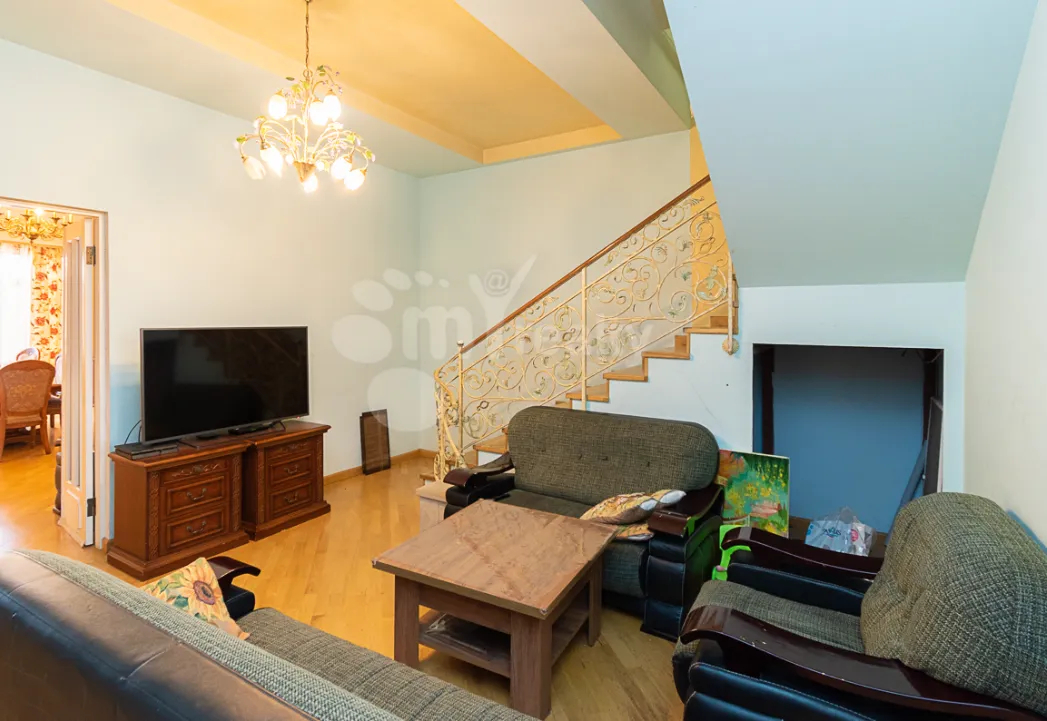 5 bedroom apartment for sale Zakyan St, Center Yerevan, 160371