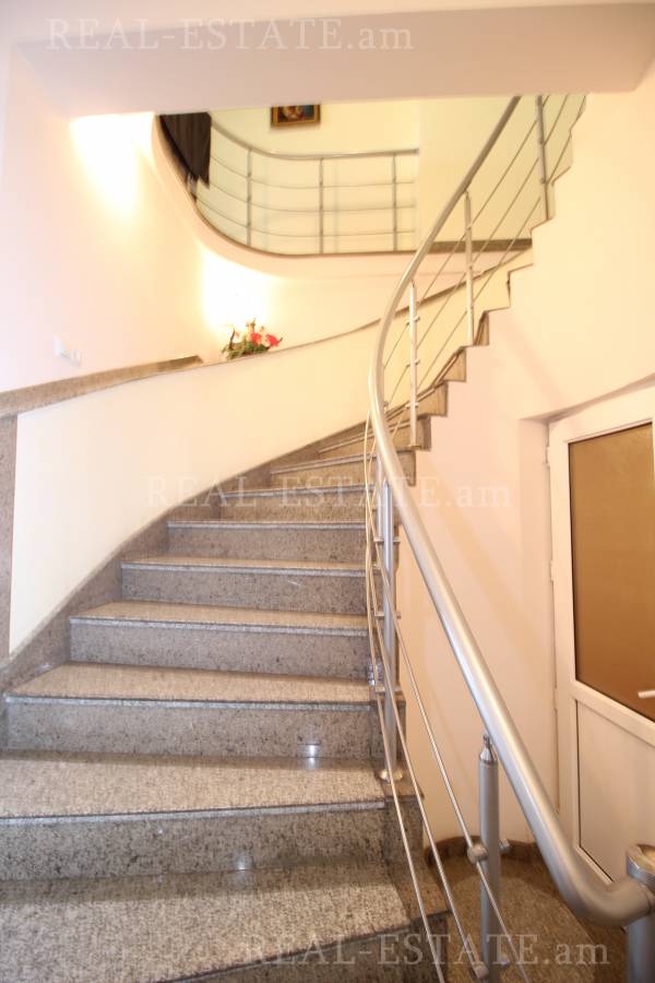 4 սենյականոց բնակարան  Պարոնյան փող, Կենտրոն Երևան, 86934