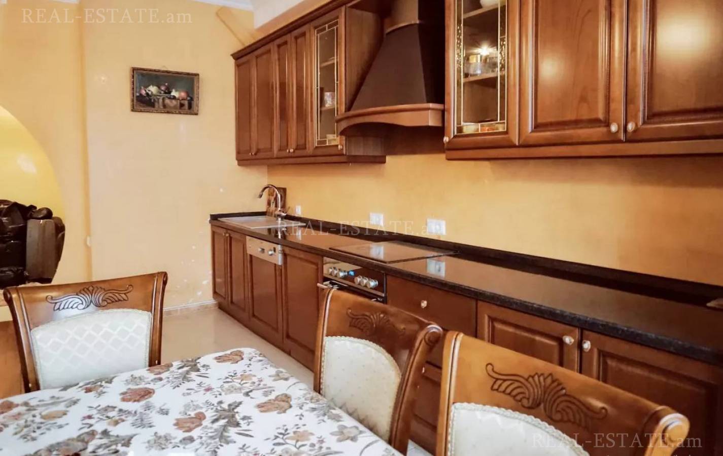 3 bedroom apartment for sale خیابان چارِنتس, مرکز شهر ایروان, 129143