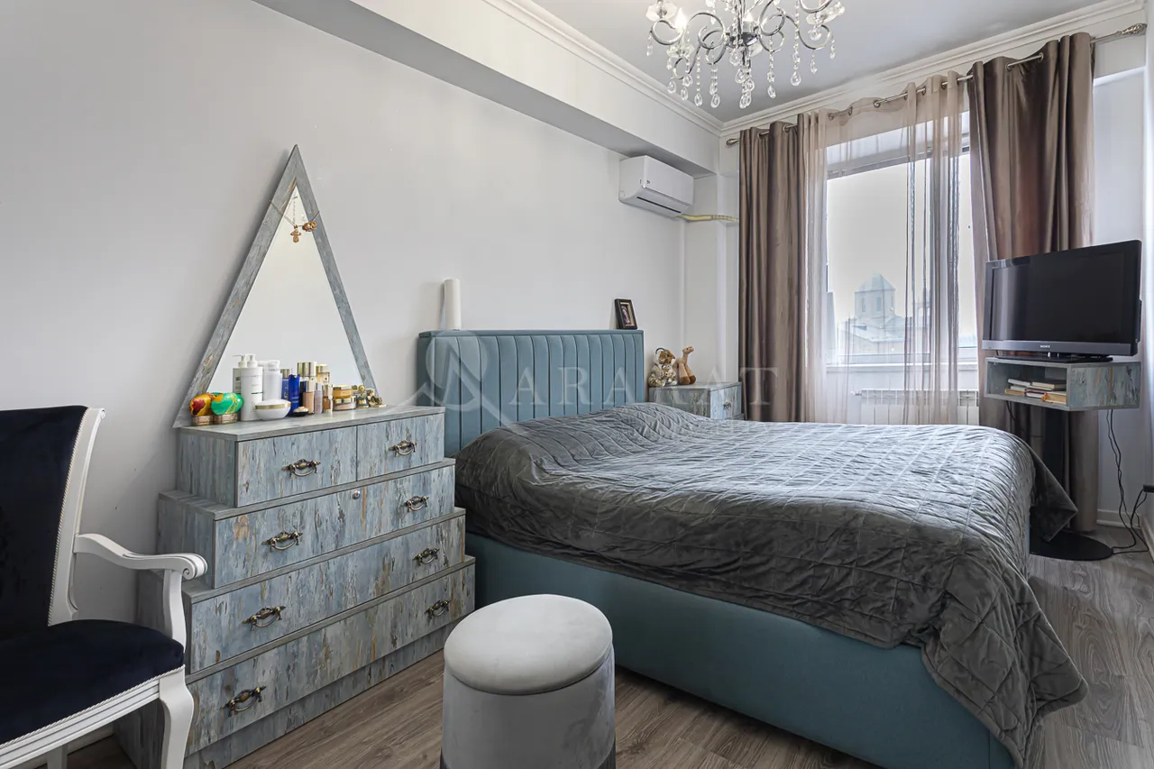 4 bedroom apartment for sale Frik St, Center Yerevan, 157946