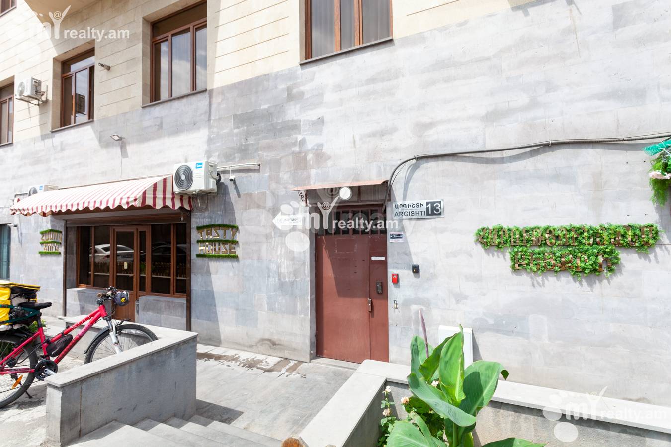 Купить 4 комнатную квартиру Аргишти ул, Центр Ереван, 151693
