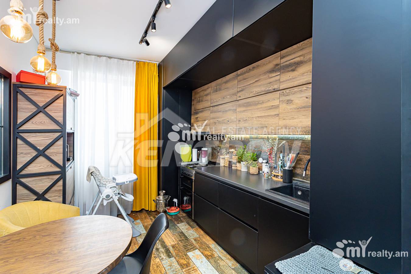 3 սենյականոց բնակարան  Ֆուչիկի փող, Աջափնյակ Երևան, 135918