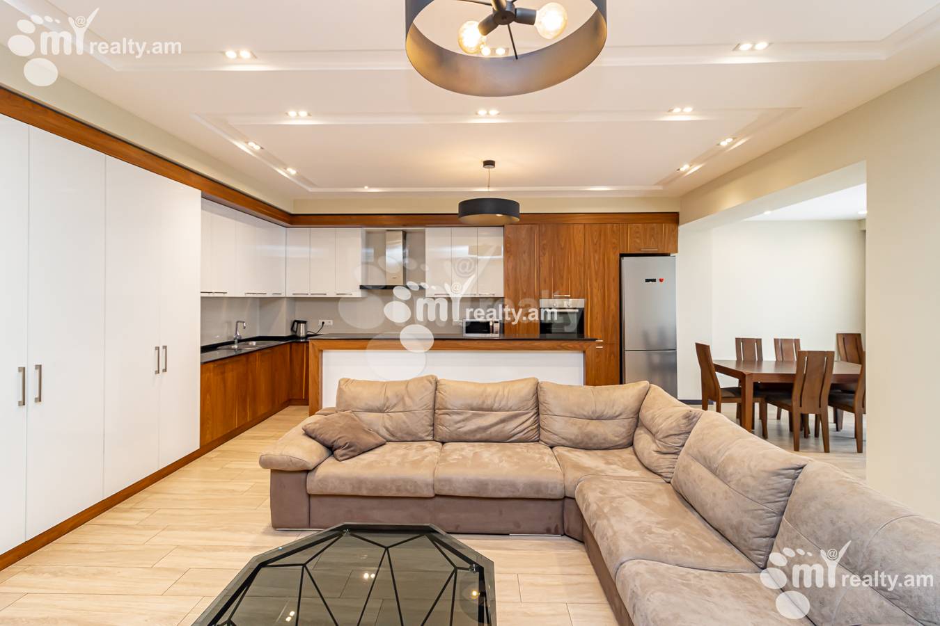 3 սենյականոց բնակարան  Հանրապետության փող, Կենտրոն Երևան, 143019