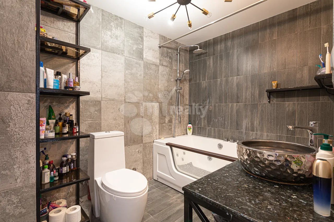 4 bedroom apartment for sale Frik St, Center Yerevan, 157947