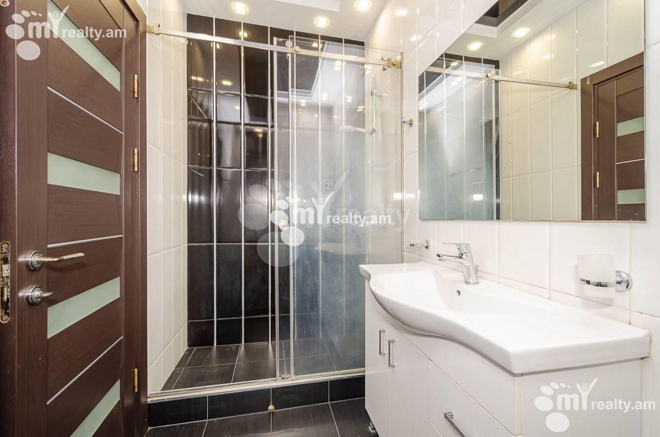 3 սենյականոց բնակարան  Ամիրյան փող, Կենտրոն Երևան, 146155