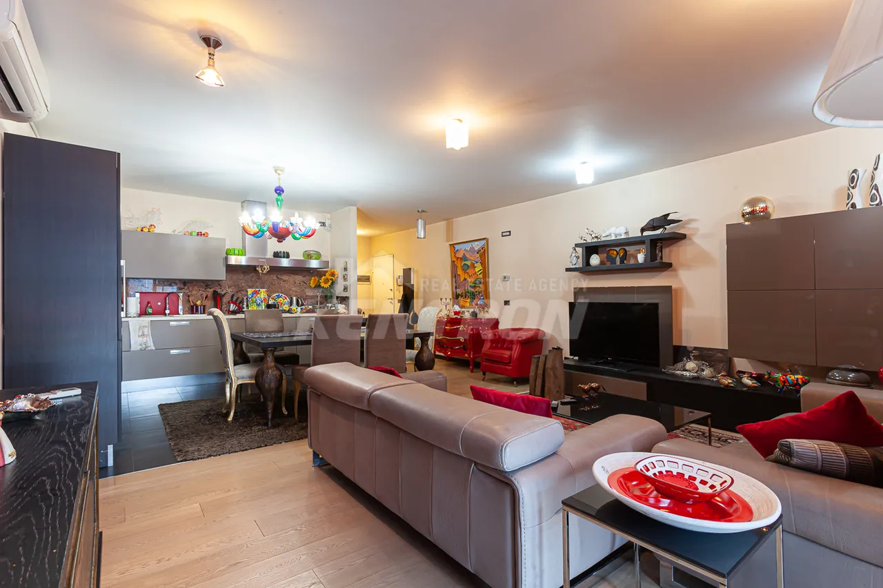 Купить 3 комнатную квартиру В. Саргисян ул, Центр Ереван, 159354