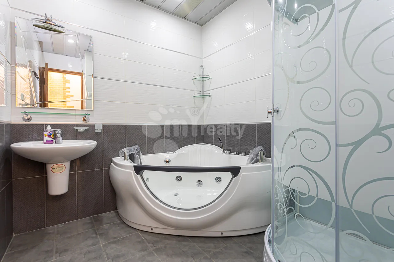 3 սենյականոց բնակարան  Աբովյան փող, Կենտրոն Երևան, 158369